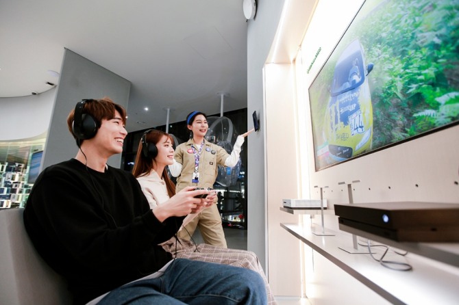 T팩토리는 SKT와 글로벌 기업의 다양한 초협력 서비스를 경험할 수 있다. 모델들이 MS존에서 5GX 클라우드 게임을 즐기는 모습. 사진=SKT 