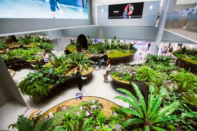 자연과 디지털의 조화로 도심 한가운데서 숲속 힐링을 경험할 수 있는 휴식 공간 '팩토리 가든' 사진=SKT