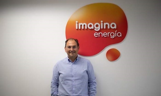 산티아고 치비테(Santiago Chivite) 이매지나 에너지아 대표가 사진촬영 중이다. 사진=로이터