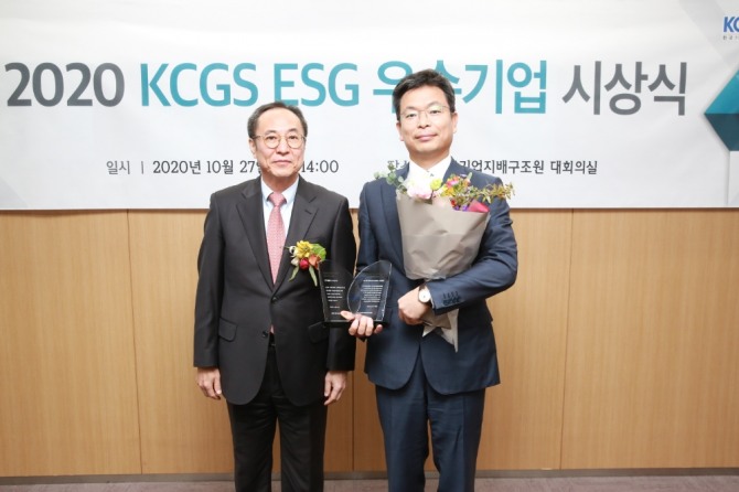 신진영 한국기업지배구조원장과 강성철 LG상사 경영전략담당(오른쪽)이‘2020년 ESG(환경·사회·지배구조) 우수기업 시상식’에서  기념촬영을 하고 있다. 사진=LG상사 제공
