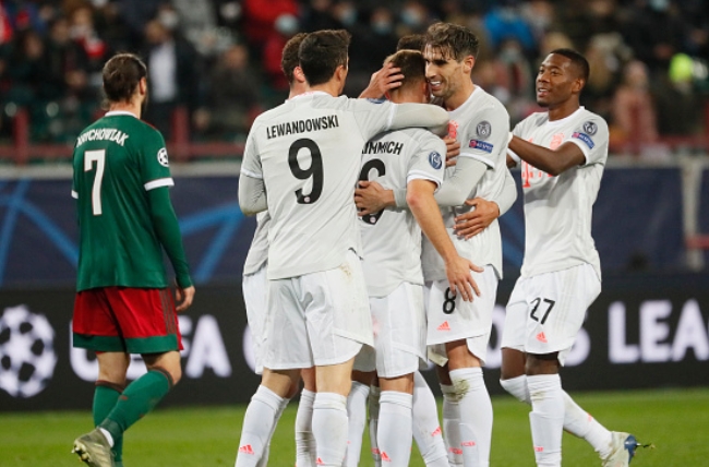 한국시각 28일 새벽에 열린 UEFA 챔피언스리그 A조 2라운드 경기에서 홈팀 로코모티프 모스크바를 2-1로 꺾은 바이에른 뮌헨 선수들이 기쁨을 나누고 있다.