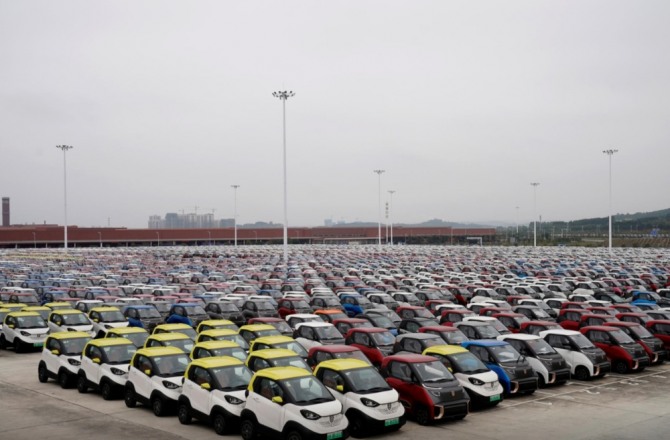 지난해 2월 28일(현지시간) 미국 GM과 중국 바오준자동차가 합작생산한 전기차 바오준 E100 및 E200이 중국 광시좡족자치구 류저우의 자동차야적장에 빼곡하다. 사진=로이터