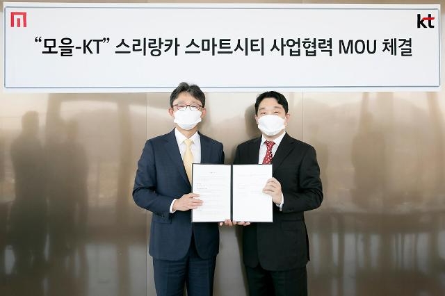 KT 광화문 사옥에서 박윤영 KT 기업부문장(왼쪽)과 김용욱 모을 대표이사가 업무협약 체결 후 기념사진을 촬영하고 있다. 사진=KT