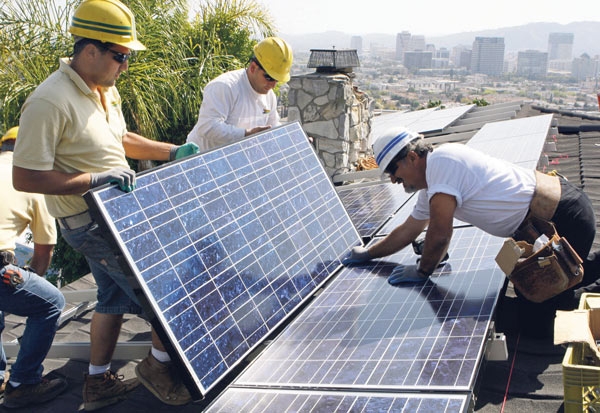 미국 주택 옥상에 태양관패널을 설치하는 모습. 사진=AP/뉴시스