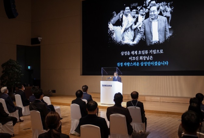 김기남 삼성전자 부회장(DS부문장)이 2일 수원 삼성 디지털시티에서 열린 ‘창립 51주년 기념식’에서 기념사를 하고 있다. 사진=삼성전자