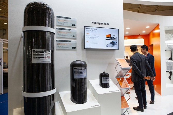한화솔루션은 지난해 11월 JEC 아시아 2019 전시회에서 (왼쪽부터) 수소탱크, CNG탱크, 드론용 수소탱크 등을 선보이고 있다.  사진=한화솔루션 첨단소재 홈페이지