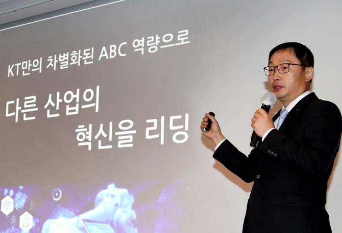 구현모 KT 대표가 28일 서울 그랜드 인터컨티넨탈 파르나스 호텔에서 열린 기자간담회에서 디지털 플랫폼 기업으로의 도약을 위한 비전을 발표하고 있다. 사진=KT 