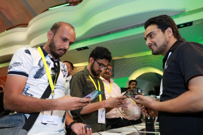 인도 소비자들이 지난해 8월 인도 벵갈루루 모바일 체험 스토어 '삼성 오페라 하우스'에서 '갤럭시 노트10' 출시 행사에 참석해 제품을 체험하고 있다. 사진=삼성전자 제공