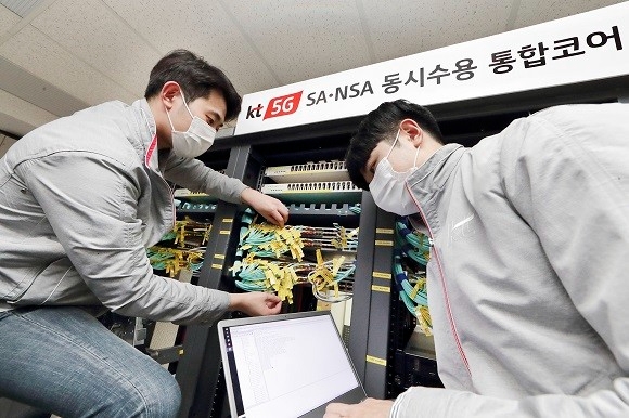 KT 네트워크 직원들이 서울 구로구 KT 구로타워에서 '5G SA-NSA 통합 코어망'을 점검하고 있다. 사진=KT