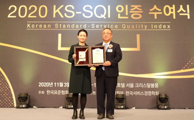 3일 소공동 롯데호텔에서 열린 2020 KS-SQI 인증 수여식에 이미선 롯데컬처웍스 마케팅부문장(왼쪽부터), 이상진 한국표준협회 회장이 인증패를 들고 있다. 사진=롯데컬처웍스