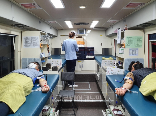 평택도시공사 임직원들이 헌혈에 동참하고 있다