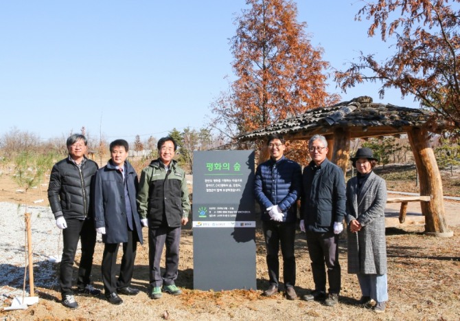 지난 4일 강원도 철원군 동송읍 철원 DMZ평화문화광장에서 열린 한반도 '평화의 숲' 조성 기념행사에서 엄대식 동아에스티 회장(오른쪽에서 세번째), 이현종 철원군수(왼쪽에서 세번째) 등이 기념사진을 촬영하고 있다. 사진=동아에스티