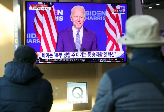 미국 대선 개표가 진행 중인 5일 서울 용산구 서울역에서 시민들이 미국 대선 관련 뉴스를 시청하고 있다.[사진=뉴시스]