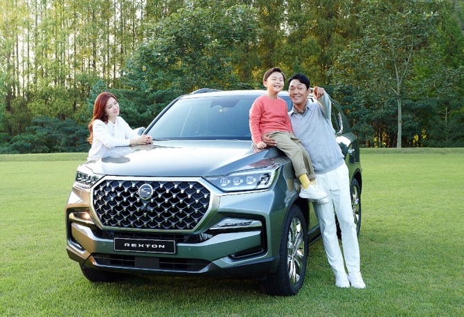 영화 '신세계'에서 열연한 배우 박성웅이 아내 신은정 씨 등 가족과 함께 쌍용자동차 '올 뉴 렉스턴'과 함께하는 모습. 사진=쌍용차
