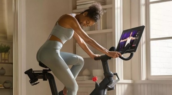 한 미국여성이 집에서 펠로톤의 운동기구로 운동하는 모습. 사진=펠로톤 사이트 캡처