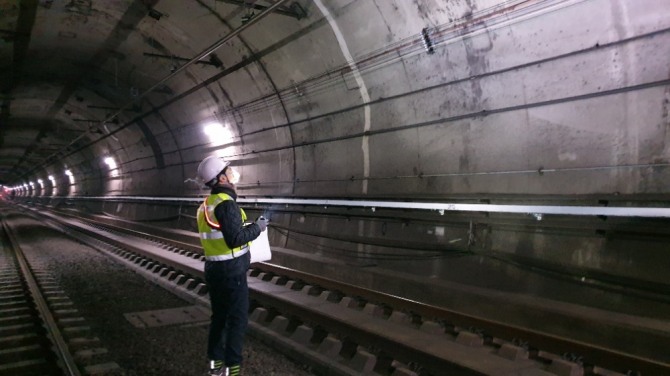 한국시설안전공단 관계자가 서울지하철 4호선 시설물의 안전진단을 하고 있다. 사진=한국시설안전공단