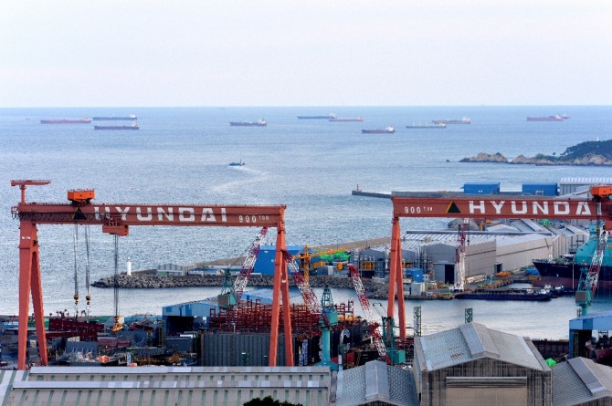 한국조선해양 계열사 현대중공업 조선소가 가동 중이다. 사진=뉴시스