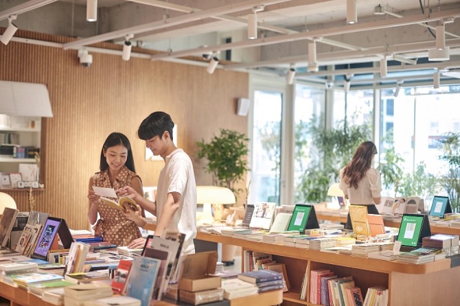  MZ세대 고객들이 '일상비일상의틈' 3층 스토리지북앤필름을 둘러보고 있다. 사진=LG유플러스
