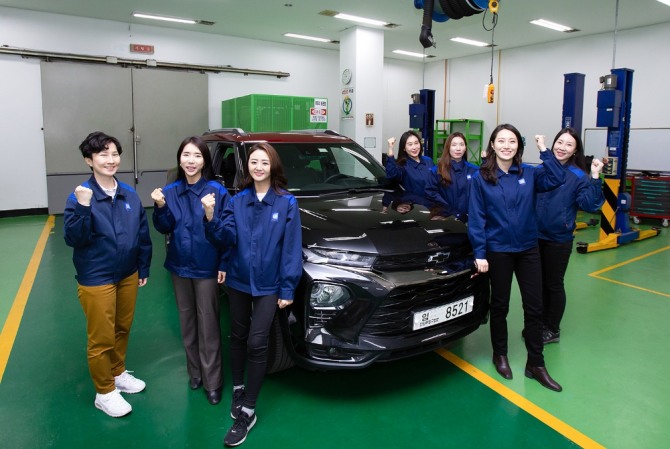 제너럴모터스(GM)의 한국 내 기술 연구소 지엠테크니컬센터코리아에 근무 중인 여성 엔지니어들이 지난 6일 글로벌 여성 엔지니어 단체인 SWE에 가입했다. 사진=한국지엠