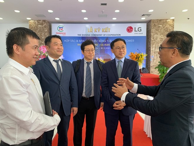  LG전자는 지난달 30일(현지시간) 베트남 부동산 개발업체  쯩남랜드(Trung Nam Land Joint Stock Co)와 전장 R&D 사무소 건립에 협력하기 위한 협약을 체결했다. 사진=로이터