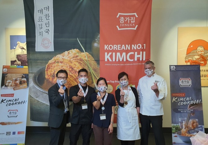 '종가집 김치 요리대회'에서 관계자들이 기념촬영을 하고 있다. 사진=대상