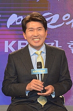KBS 뉴스 9 황상무 앵커가 2014년 12월 17일 서울 여의도 KBS 본관에서 열린 2015 KBS 프로그램 대개편 미디어 설명회에서 인사하는 모습. 사진=뉴시스 