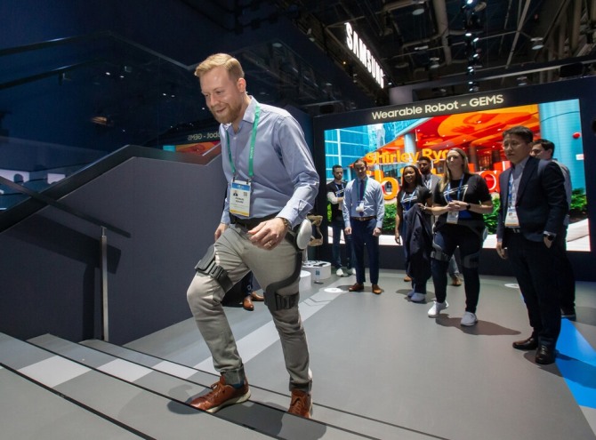 지난 2월 미국 라스베이거스에서 열린 세계 최대 가전·IT박람회 ‘CES 2020'에서 관람객이 삼성전자 웨어러블 보행 보조로봇 ‘GEMS Hip’을 체험하고 있다. 사진=삼성전자