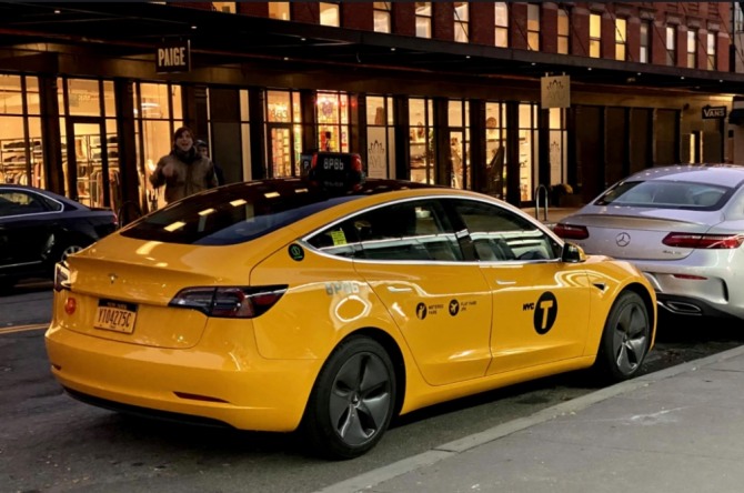 노란 택시로 변신해 미국 뉴욕에 지난달말부터 투입된 테슬라 모델3. 사진=일렉트렉