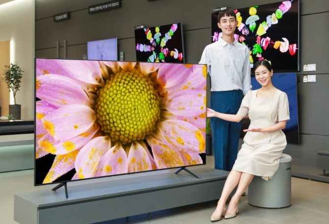 삼성전자 모델이 QLED TV를 소개하고 있다. 사진=삼성전자 제공