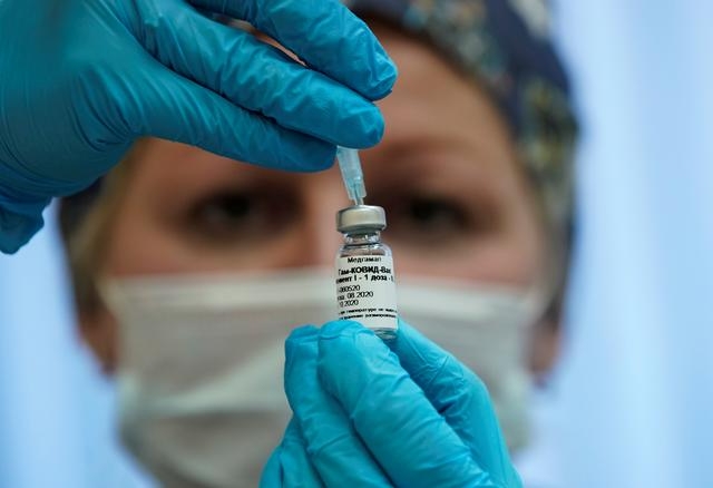  미국 제약회사 화이자와 독일 바이오엔테크가 함께 개발 중인 신종 코로나바이러스 감염증(코로나19) 백신의 효과가 90% 이상이라는 중간 결과가 발표된 뒤 러시아는 잇따라 자국 개발 백신 '스푸트니크V'의 효능이 92%에 이른다고 주장하고 나섰다. 사진=로이터