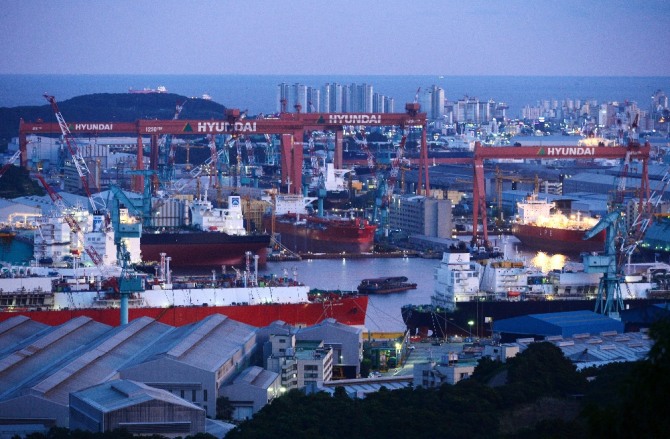 한국 조선업계가 10월 한 달 간 수주량 1위를 차지했다. 현대중공업 울산조선소 야간 전경. 사진=뉴시스