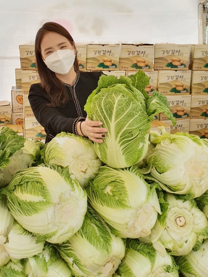 롯데백화점 노원점은 강원도 전통시장의 판로 확보를 위해 '김장대전'과 '강원도 특산물전'을 벌인다. 사진=롯데백화점