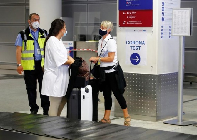 공항을 통과하기 위해 가짜 코로나19 음성 테스트를 거래하는 여행자들이 늘고 있다. 사진=로이터