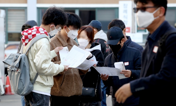 신종 코로나바이러스 감염증(코로나19) 신규 확진자가 100명으로 집계되며 사흘째 세 자릿수를 보이는 10일 오전 서울 중구 국립중앙의료원에 마련된 선별진료소를 찾은 시민들이 진료 영수증을 확인하고 있다. 사진=뉴시스