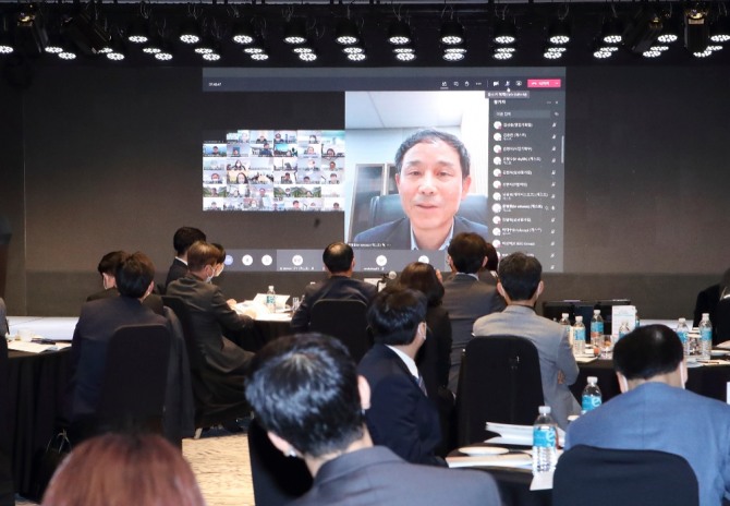 노보텔 앰배서더 동대문에서 열린 2020 KT그룹 혁신성과공유회에서 온라인으로 참여한 임직원들이 발언하고 있다, 사진=KT