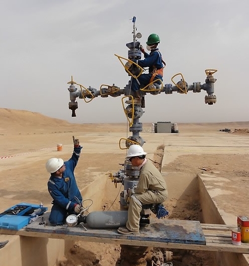 2013년 한국가스공사 관계자들이 이라크 아카스 가스전 현장에서 작업하고 있다. 사진=한국가스공사  