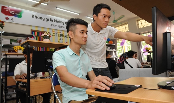 베트남 학생들이 2017년 6월 22일 베트남 북부 하이퐁 산업직업훈련학교에 있는 LG IT도서관에서 PC를 활용해 공부하고 있다. 사진=뉴시스