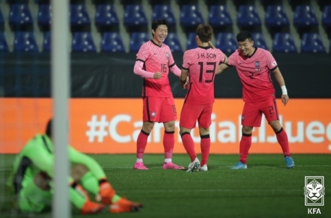 한국대표팀이 한국시각 15일 새벽 오스트리아서 열린 멕시코와의 평가전에서 후반 수비 조직력이 무너지면서 2-3으로 역전패했다. 사진은 전반 20분 손흥민의 크로스를 황의조가 선제골을 넣고 기뻐하는 모습. 사진=대한축구협회 제공