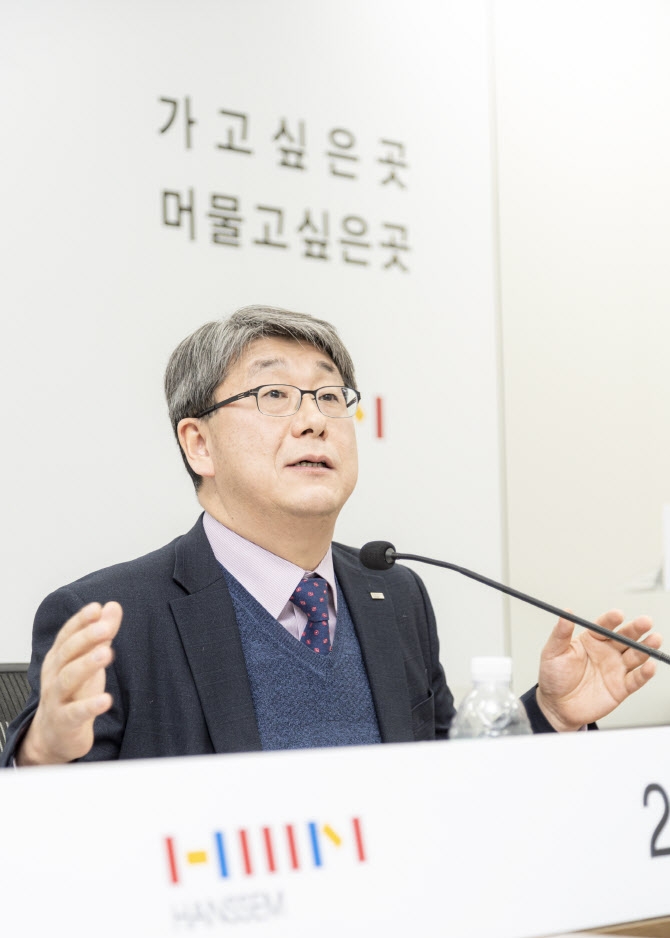 강승수 한샘 회장은 올해 1월 열린 기자간담회에서 '디지털 홈 인테리어 시장 진출'이라는 포부를 밝혔다. 사진=한샘