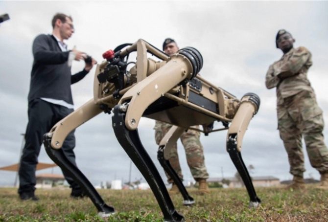미국 플로리다주 틴달공군기지가 부대 순찰 임무에 투입할 로봇개. 사진=디펜스블로그
