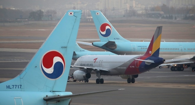 대한항공이 아시아나항공을 인수하기로 한 16일 서울 강서구 김포국제공항 국내선 계류장에 아시아나항공 여객기가 대한항공 여객기 사이로 이동하고 있다. 사진=뉴시스