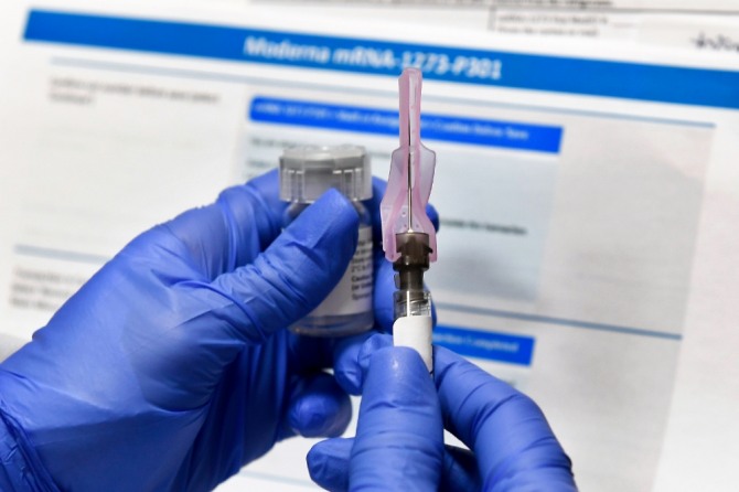 미국 뉴욕주 빙엄튼에서 한 간호사가 미 국립보건원(NIH)과 모더나사가 공동 개발한 신종 코로나바이러스 감염증(코로나19) 백신 실험을 위해 백신 주사를 준비하고 있다. 사진=뉴시스