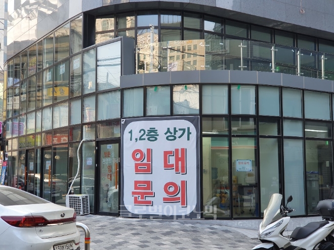 서울시 은평구 연신내역 인근의 한 오피스텔 단지에 붙은 상가 임대 안내문. 사진=김하수 기자