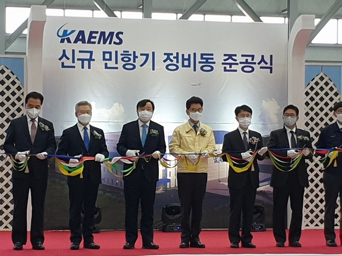 (왼쪽 세번째부터 오른쪽으로) 안현호 KAI장, 송도근 사천시장, 박종원 경남 경제부지사 등이 17일 열린 신규 민항기 정비동 준공식에 참여해 테이프 커팅을 하고 있다. 사진=KAI