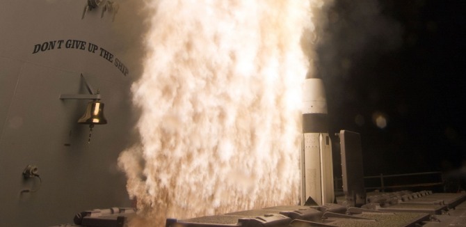 SM-3 블록2 요격 미사일이 이지스함 수직발사대에서 화염을 뿜고 나오고 있다. 사진=미해군