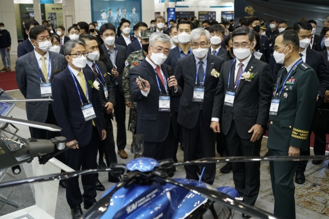 KAI 고위관계자가 18일 ‘2020 한국 방위산업전(DX Korea)’에 참관한 서욱 국방장관(오른쪽 두번째)에게 첨단 제품을 설명하고 있다.  사진=KAI
