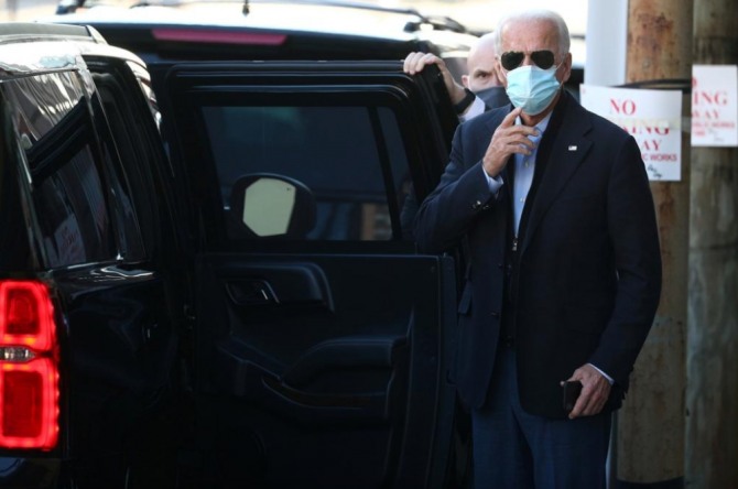 조 바이든 미국 대통령 당선인이 18일(현지시간) 델라웨어주 윌밍턴에서 신종 코로나바이러스 현장방역 관계자들과 화상회의를 가진 뒤 차에 오르고 있다. 사진=로이터