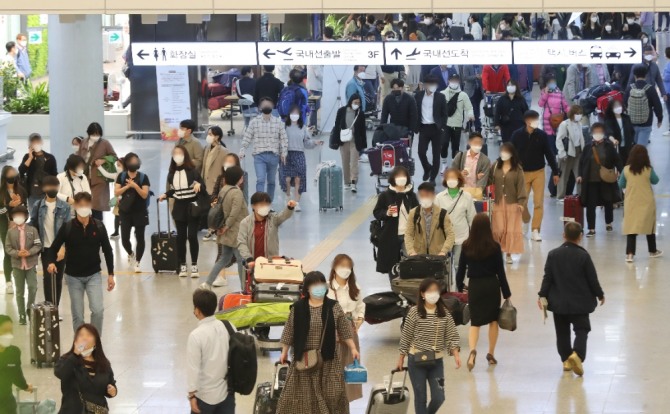 한글날 연휴를 맞은 지난달 9일 제주공항 여객터미널이 관광객으로 붐비고 있다. 사진=뉴시스