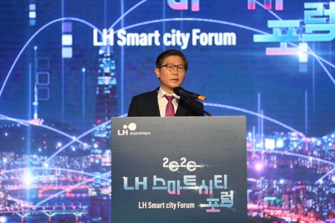 변창흠 LH 사장이 19일 서울 용산구 그랜드하얏트서울에서 열린 ‘2020 LH 스마트시티 포럼’에 참석해 기조연설을 하고 있다. 사진=LH