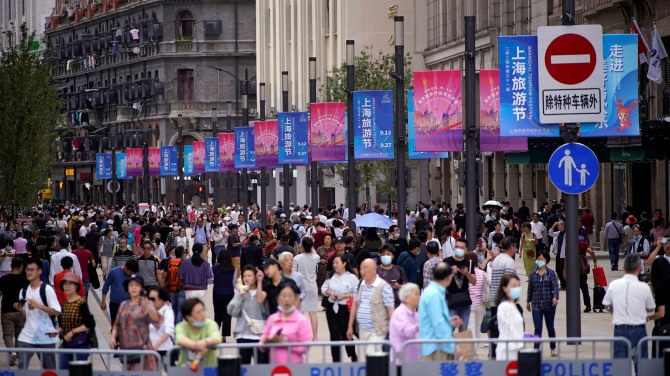 지난 9월 24일 중국 상하이 시내 쇼핑가가 쇼핑객들로 붐비고 있다. 사진=로이터